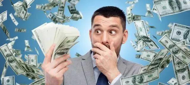 【职场心理人际学】老板请客忘带钱，小伙主动结账，月底看到工资时，以为自己看错了