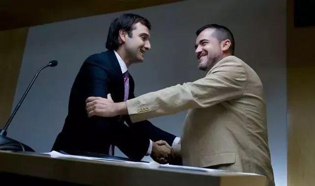 【职场心理人际学】老板请客忘带钱，小伙主动结账，月底看到工资时，以为自己看错了