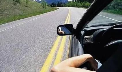 「藏车坊」为何有些汽车的车窗只摇下一个？老司机的经验之谈，早了解不吃亏