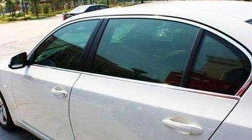 「藏车坊」为何有些汽车的车窗只摇下一个？老司机的经验之谈，早了解不吃亏