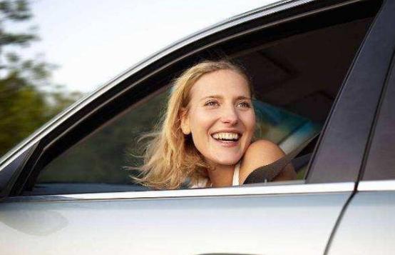 「藏车坊」为何有些汽车的车窗只摇下一个？老司机的经验之谈，早了解不吃亏