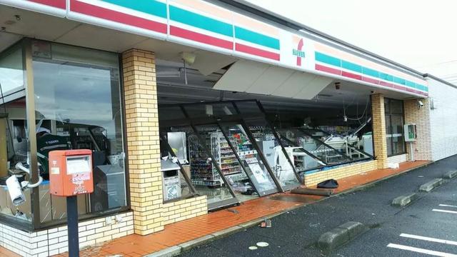 台风海贝思肆虐..：当地“疯抢”超市，中国游客也加入抢购大军