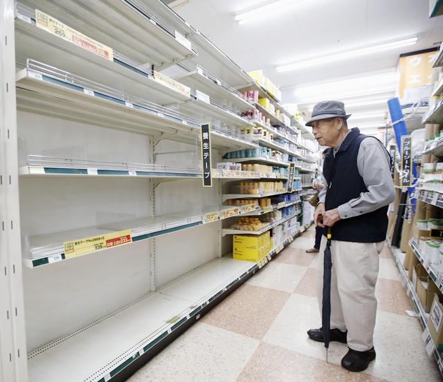 台风海贝思肆虐..：当地“疯抢”超市，中国游客也加入抢购大军