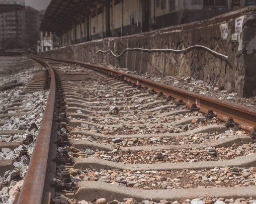 [先生说生活事]为什么火车铁轨下要铺那么多石子，而高铁却不用？看完涨知识