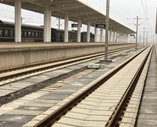 [先生说生活事]为什么火车铁轨下要铺那么多石子，而高铁却不用？看完涨知识