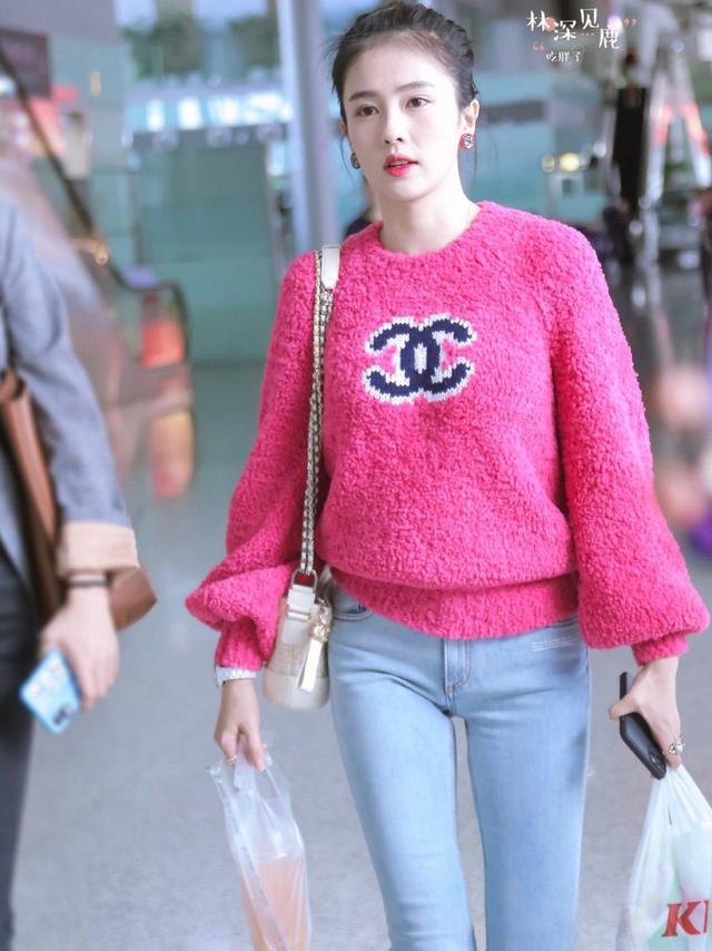 白鹿撞衫章若楠，穿同款毛衣走机场，同是网红变演员，谁更有范？