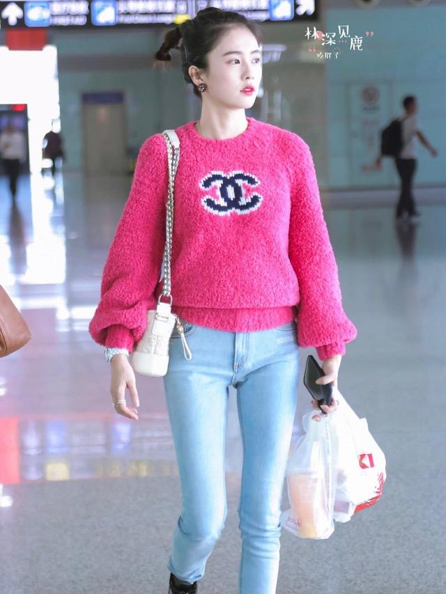 白鹿撞衫章若楠，穿同款毛衣走机场，同是网红变演员，谁更有范？