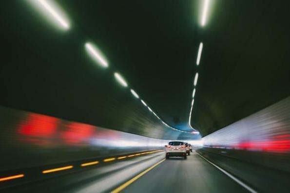 [汽车密报局]高速上新增标志“问号加灯泡”到底什么意思？交警：再说最后一次