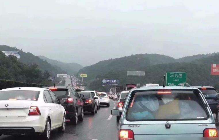 [汽车密报局]高速上新增标志“问号加灯泡”到底什么意思？交警：再说最后一次