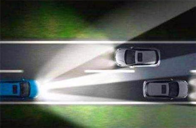 [车聚焦]如果看见别人这样闪灯，趁早靠路边停车