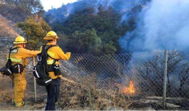 加州山火致至少3人丧命 消防局称火势已逐渐受控