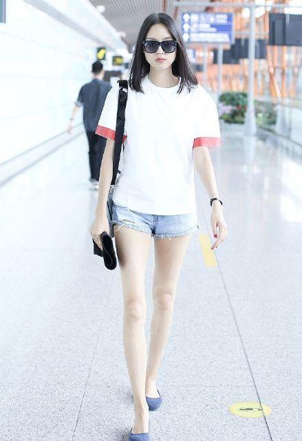 中国第一位世界小姐张梓琳，基础穿搭走机场，腿又细又长羡煞旁人