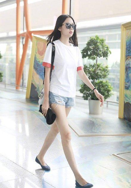 中国第一位世界小姐张梓琳，基础穿搭走机场，腿又细又长羡煞旁人