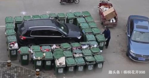 #梧桐花开998#因为多次乱停车，小区几个大爷把车烧掉了，还挂牌炫耀引争议！