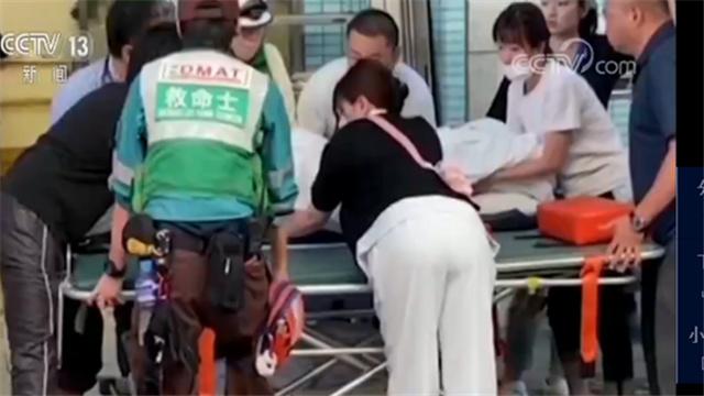 受台风影响东京一家医院积水淹没人腰部 病人被迫转移