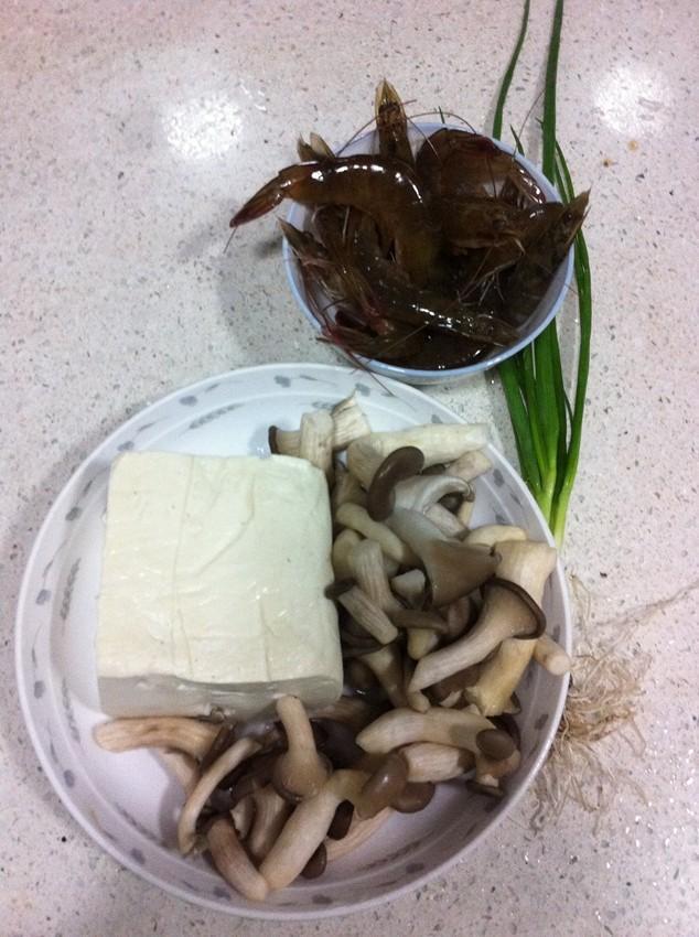 秋天太干燥，就爱这锅虾仁菌菇汤，营养开胃，一锅不够喝