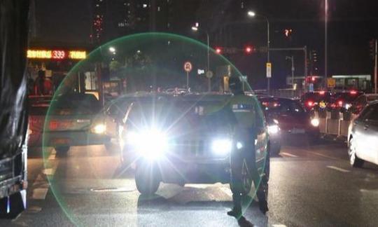 [速安交通]开车时，后车连闪2次大灯是啥意思？很重要，不懂就别开车了