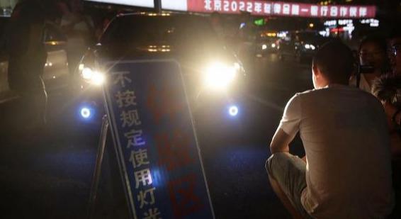 [速安交通]开车时，后车连闪2次大灯是啥意思？很重要，不懂就别开车了