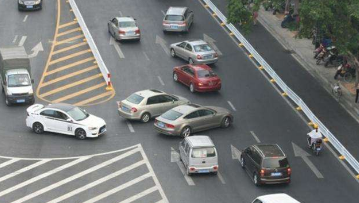 【SUV有情报】开车掉头时用看红绿灯吗？记住这3种情况，扣分罚款就找不上你