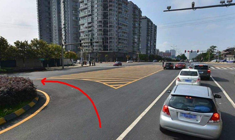 【SUV有情报】开车掉头时用看红绿灯吗？记住这3种情况，扣分罚款就找不上你