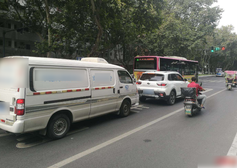 【SUV有情报】开车掉头时用看红绿灯吗？记住这3种情况，扣分罚款就找不上你