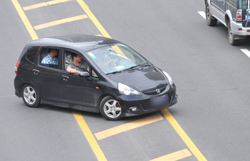 【SUV有情报】开车掉头时用看红绿灯吗？记住这3种情况，扣分罚款就找不上你