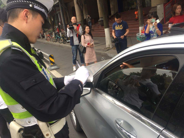 【SUV有情报】开车掉头时用看红绿灯吗？记住这3种情况，扣分罚款就找不上你