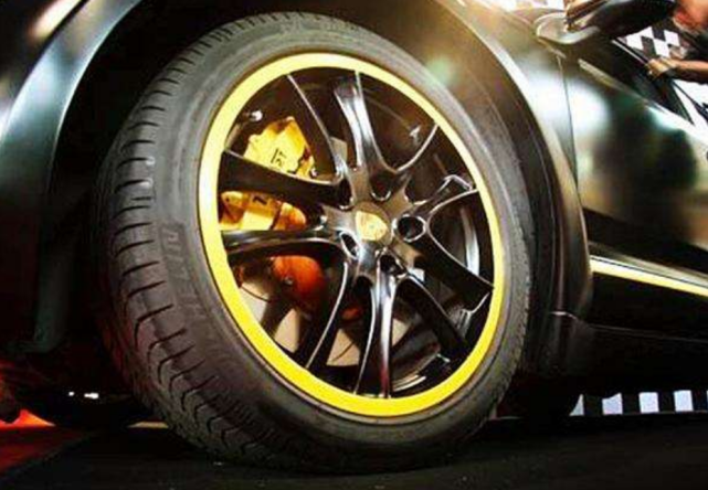 [汽修老王]汽车跑多久得换一次轮胎？维修工：若想不爆胎，就别超过这个数