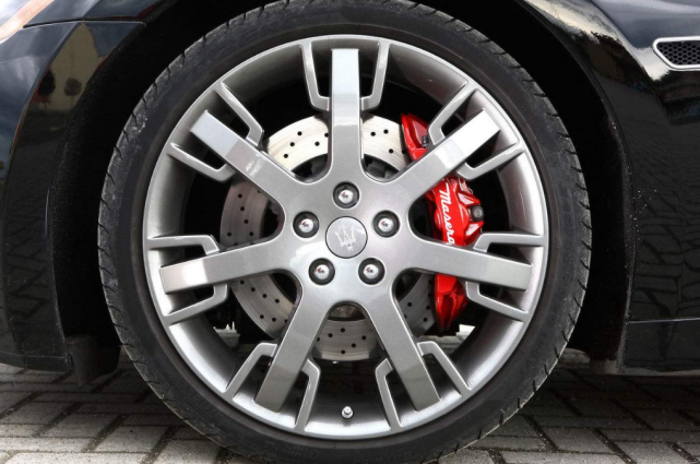 [汽修老王]汽车跑多久得换一次轮胎？维修工：若想不爆胎，就别超过这个数