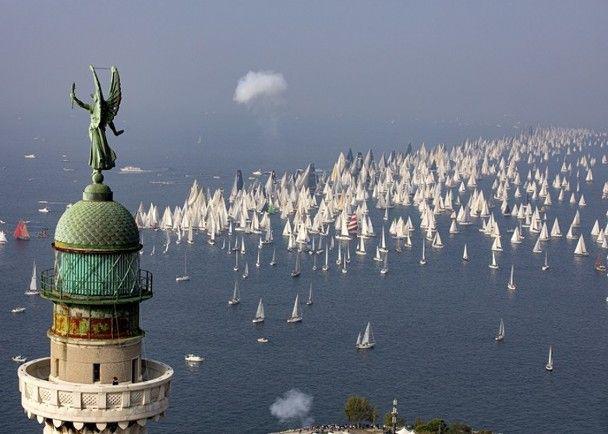 壮观！2000多艘帆船齐聚意大利海湾，参与全球最大型帆船比赛