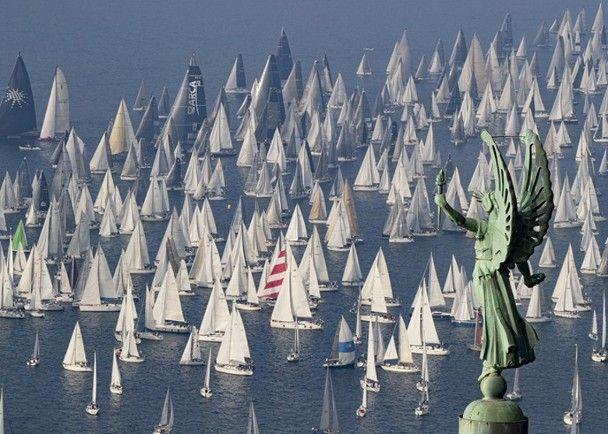 壮观！2000多艘帆船齐聚意大利海湾，参与全球最大型帆船比赛