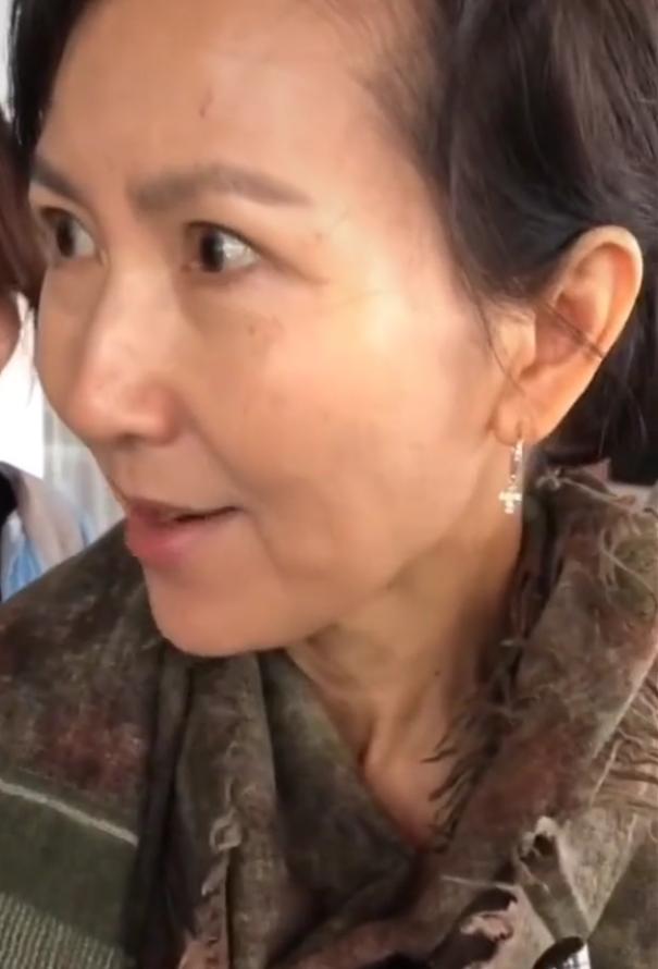 有一种美叫61岁的陈美琪，对比关之琳她更无畏自然老去