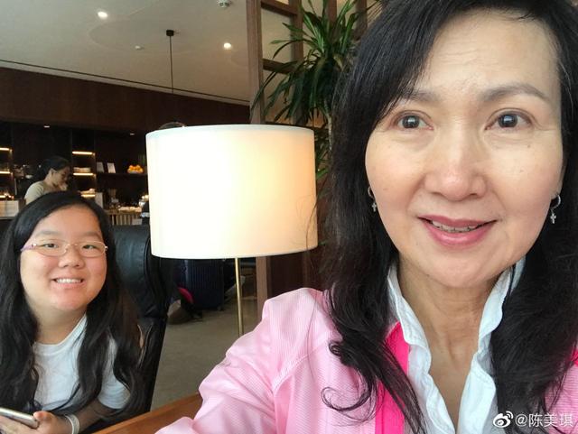 有一种美叫61岁的陈美琪，对比关之琳她更无畏自然老去