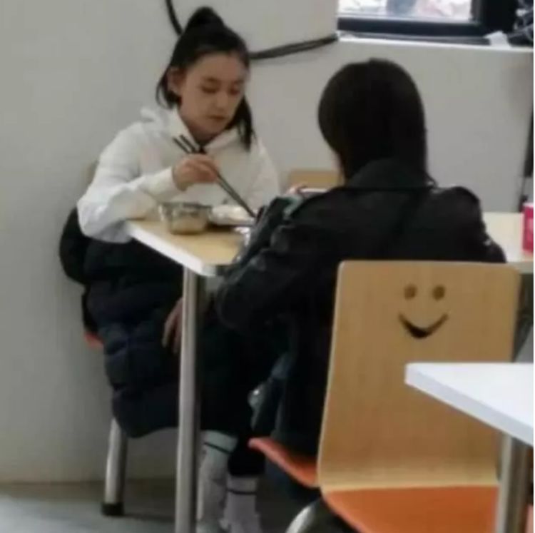 蒋依依现身学校食堂打饭，看下她餐盘里的食物，真能吃