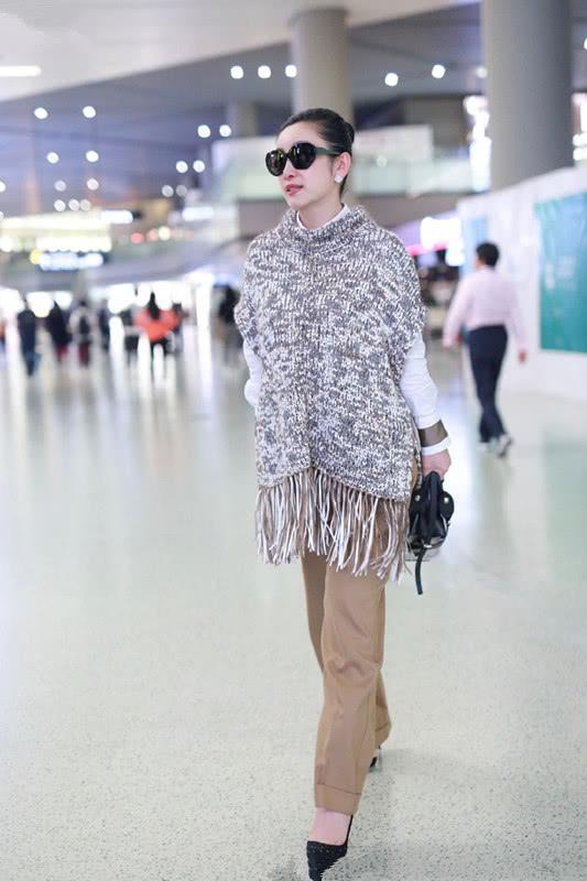 秦海璐好潮，穿流苏款针织毛衣走机场，打扮时髦了人就显年轻了！