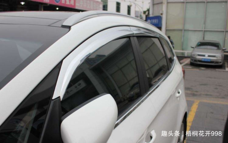 【梧桐花开998】为什么聪明人开车只开一个窗？老司机：新手学着点，都是经验