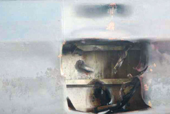 伊朗公布遭导弹袭击油轮照片  2个大洞清晰可见