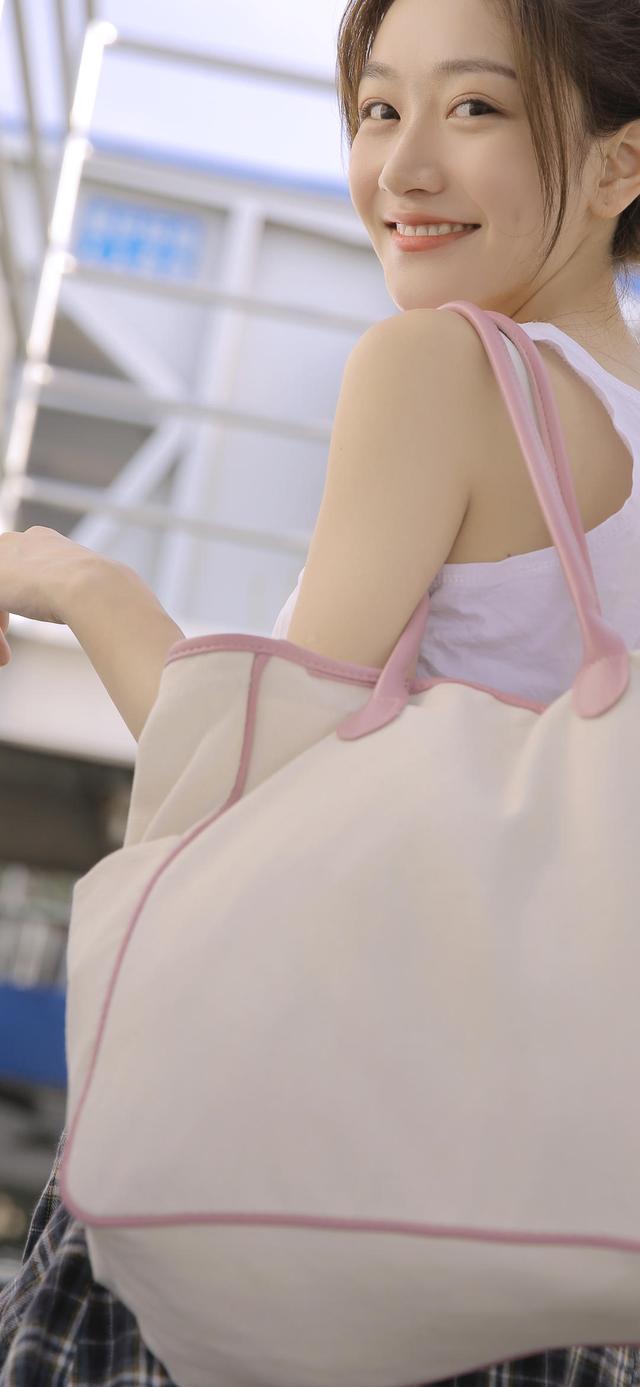 「花点时间看美女」我愿意深深地扎入生活，吮尽生活的骨髓，过得扎实，简单