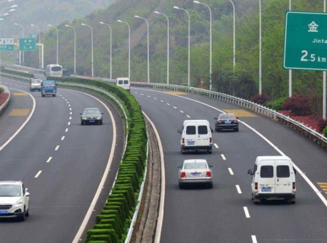 吱吱说车：同样的车买带T和带L的差别大吗？车主：上高速才懂，还好没选错