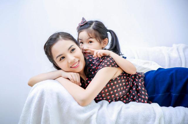 【浅浅情感说】“妈妈，我不饿”，7岁女孩懂事惹人心疼，这样穷养真的对吗？