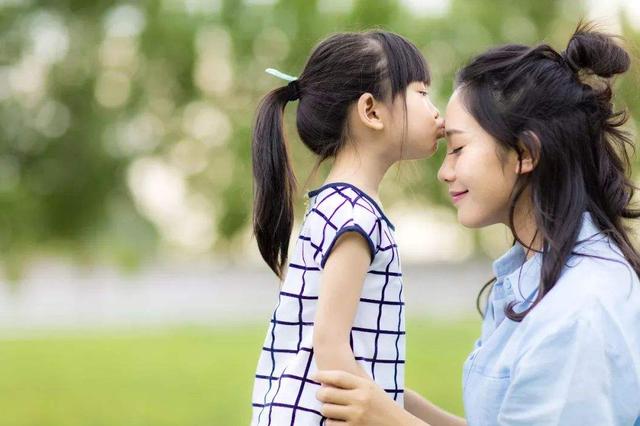 【浅浅情感说】“妈妈，我不饿”，7岁女孩懂事惹人心疼，这样穷养真的对吗？