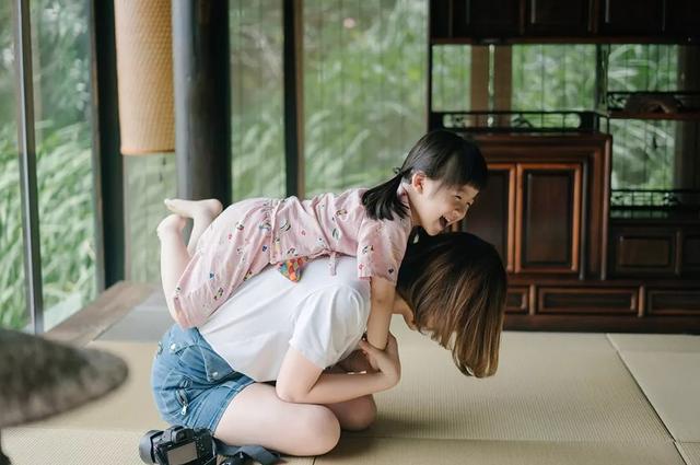 【浅浅情感说】“妈妈，我不饿”，7岁女孩懂事惹人心疼，这样穷养真的对吗？