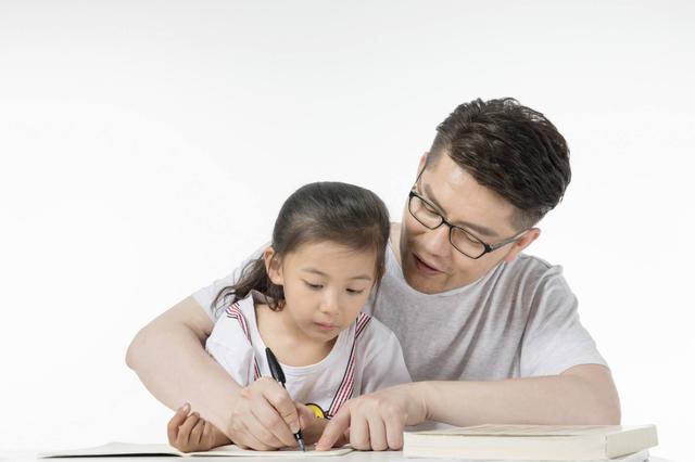 【浅浅情感说】“妈妈，我不饿”，7岁女孩懂事惹人心疼，这样穷养真的对吗？