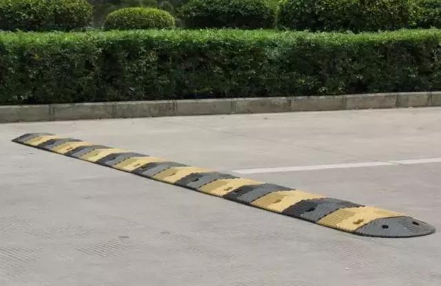 【选车中心】减速带应该怎么过？错误示范都在这里了