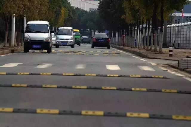 【选车中心】减速带应该怎么过？错误示范都在这里了