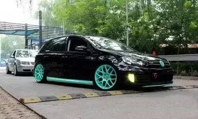 【选车中心】减速带应该怎么过？错误示范都在这里了