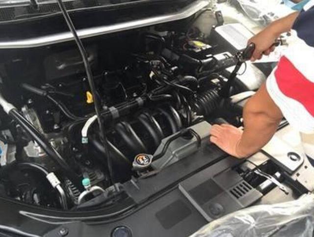 [我行车行]90%汽车自燃由发动机引起，这些机舱清洗技巧值得收藏