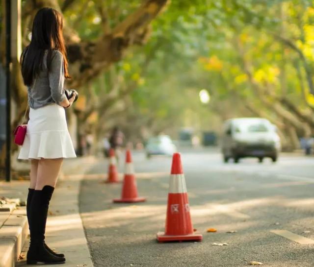 #哲学诗画#穷人与富人的本质区别究竟在哪里？高人给你深度剖析