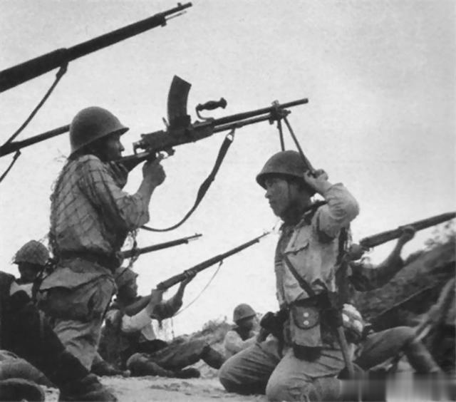 侵华日军真实作战场景：跟抗战剧截然不同，日军枪法精准进退有序