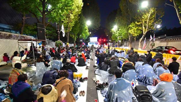 数百韩国民众继续在青瓦台前忍受寒冷守夜，等待文在寅下台